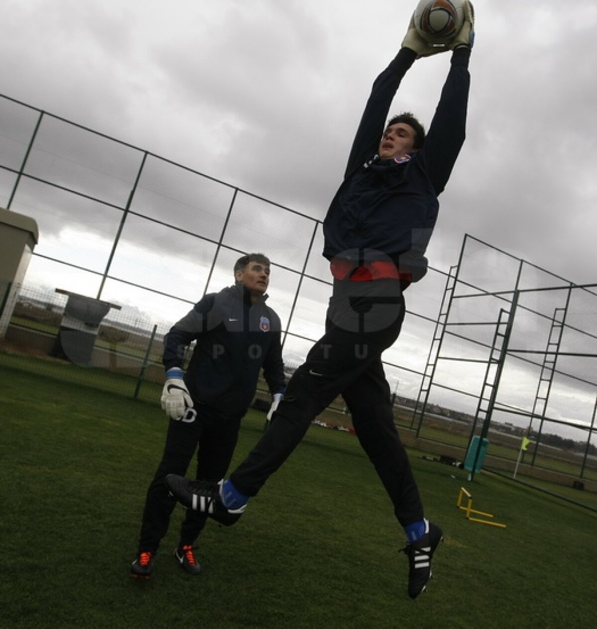 FOTO Ilie Stan îi pregăteşte de meciuri » Mingea a redevenit partenera steliştilor la antrenamente