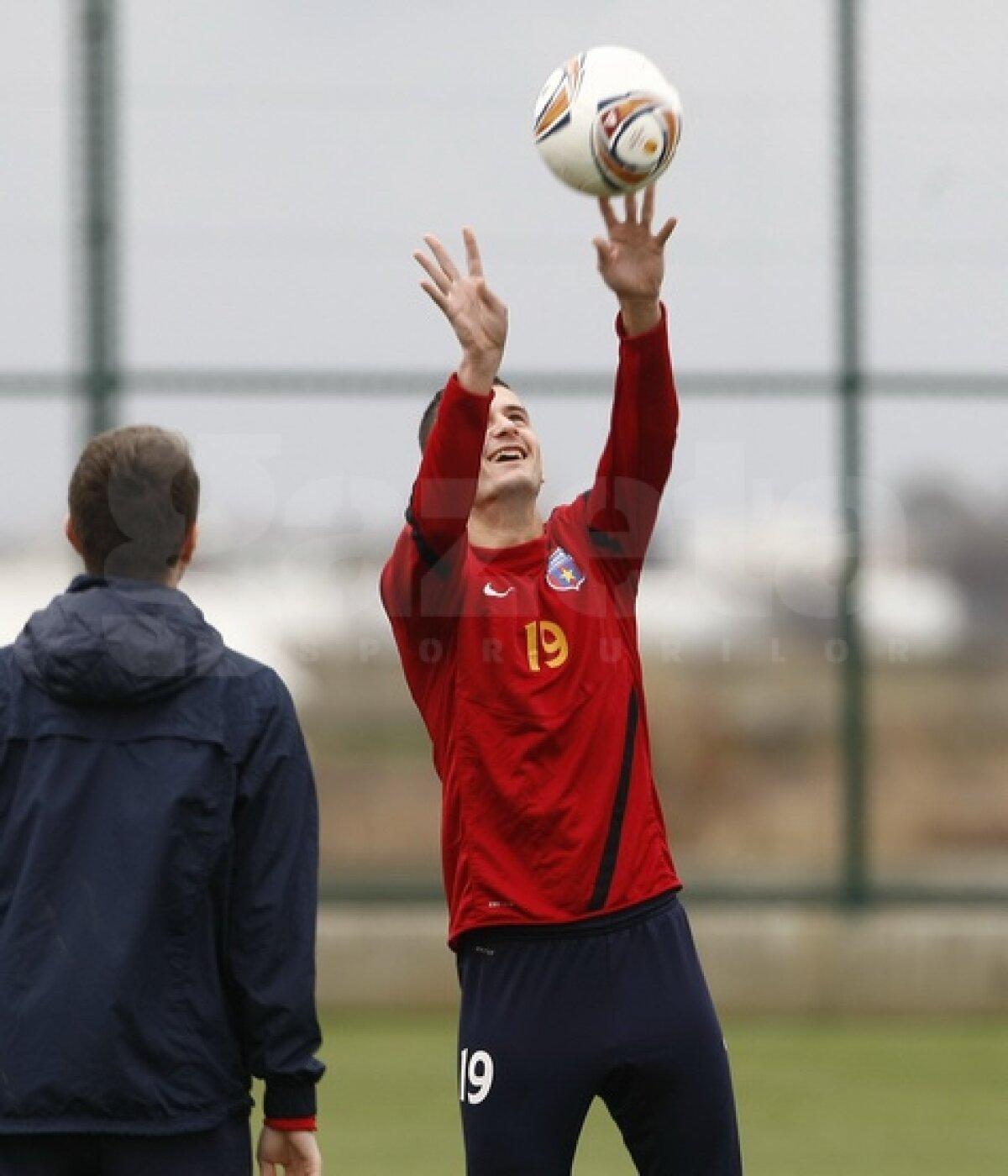 FOTO Ilie Stan îi pregăteşte de meciuri » Mingea a redevenit partenera steliştilor la antrenamente