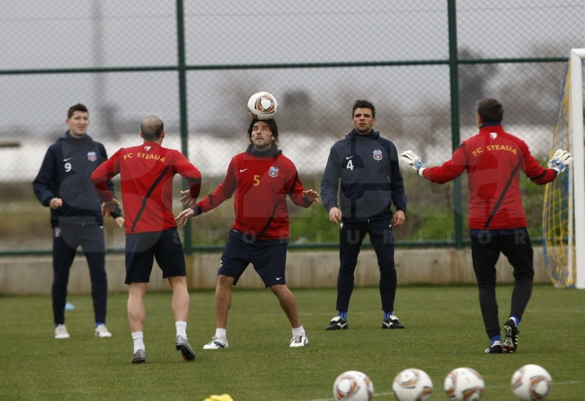 FOTO Ilie Stan îi pregăteşte de meciuri » Mingea a redevenit partenera steliştilor la antrenamente