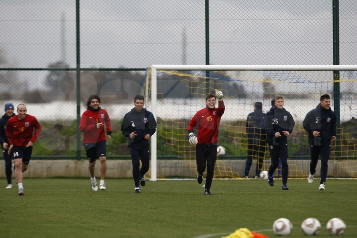 FOTO Ilie Stan îi pregăteşte de meciuri » Mingea a redevenit partenera steliştilor la antrenamente