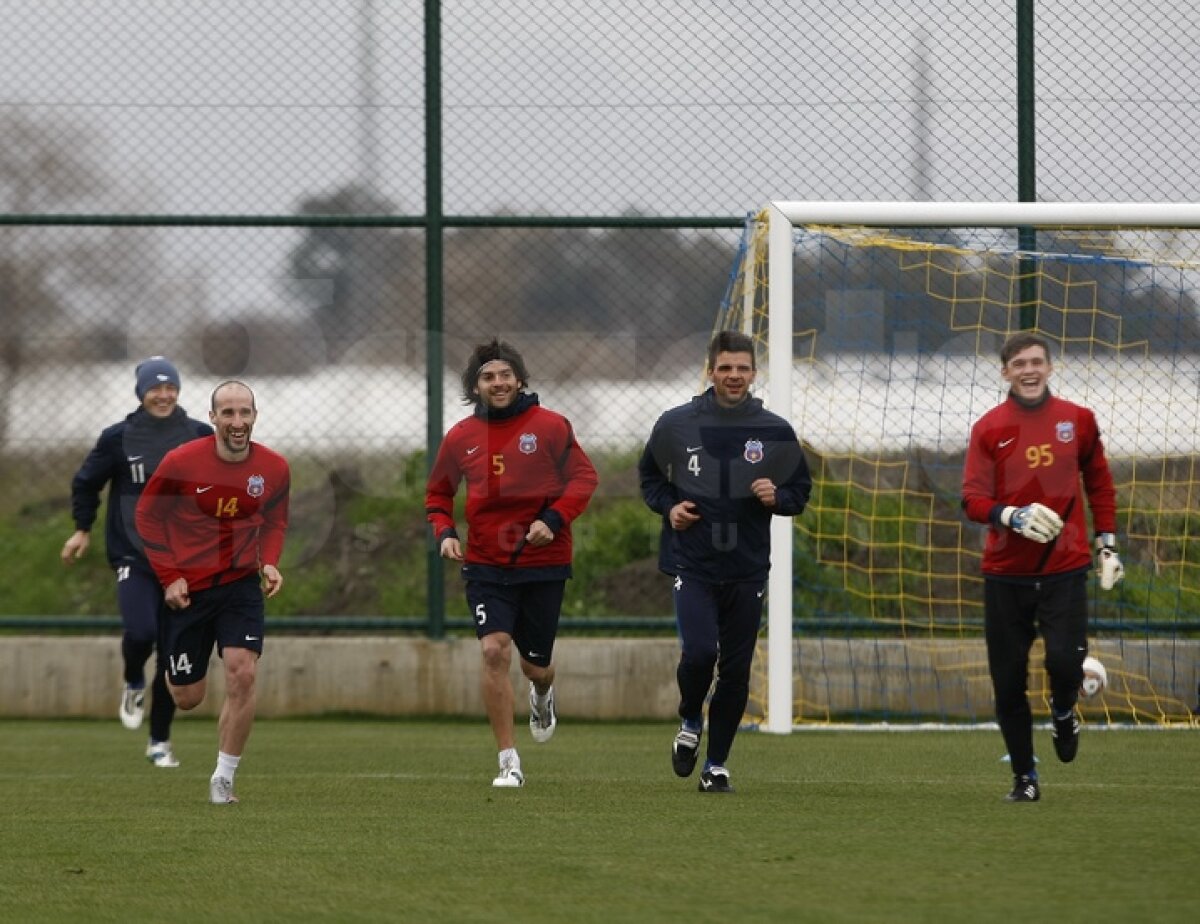 FOTO Ilie Stan îi pregăteşte de meciuri » Mingea a redevenit partenera steliştilor la antrenamente