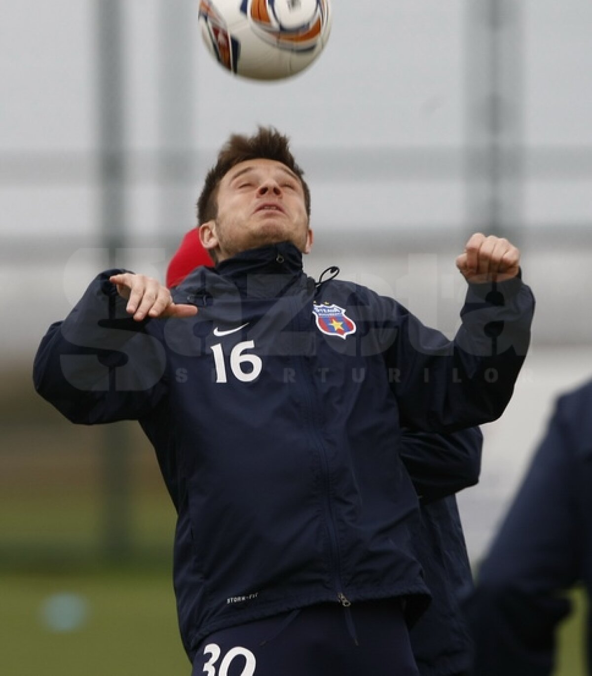 FOTO Ilie Stan îi pregăteşte de meciuri » Mingea a redevenit partenera steliştilor la antrenamente