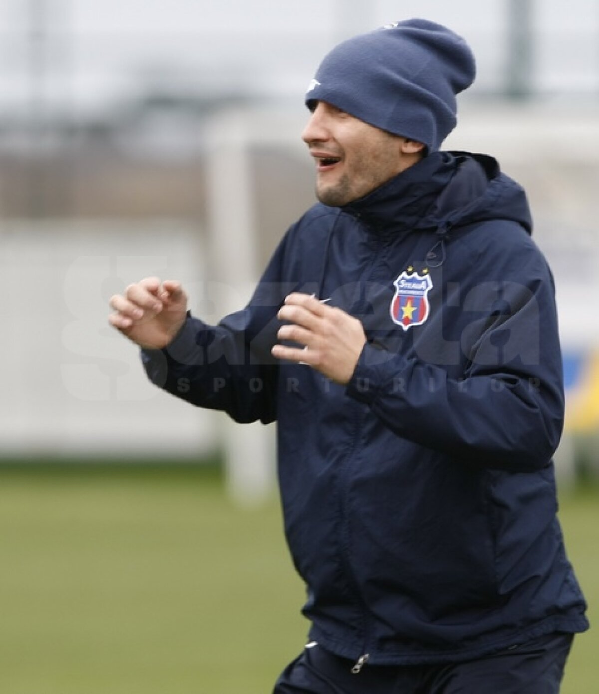 FOTO Ilie Stan îi pregăteşte de meciuri » Mingea a redevenit partenera steliştilor la antrenamente