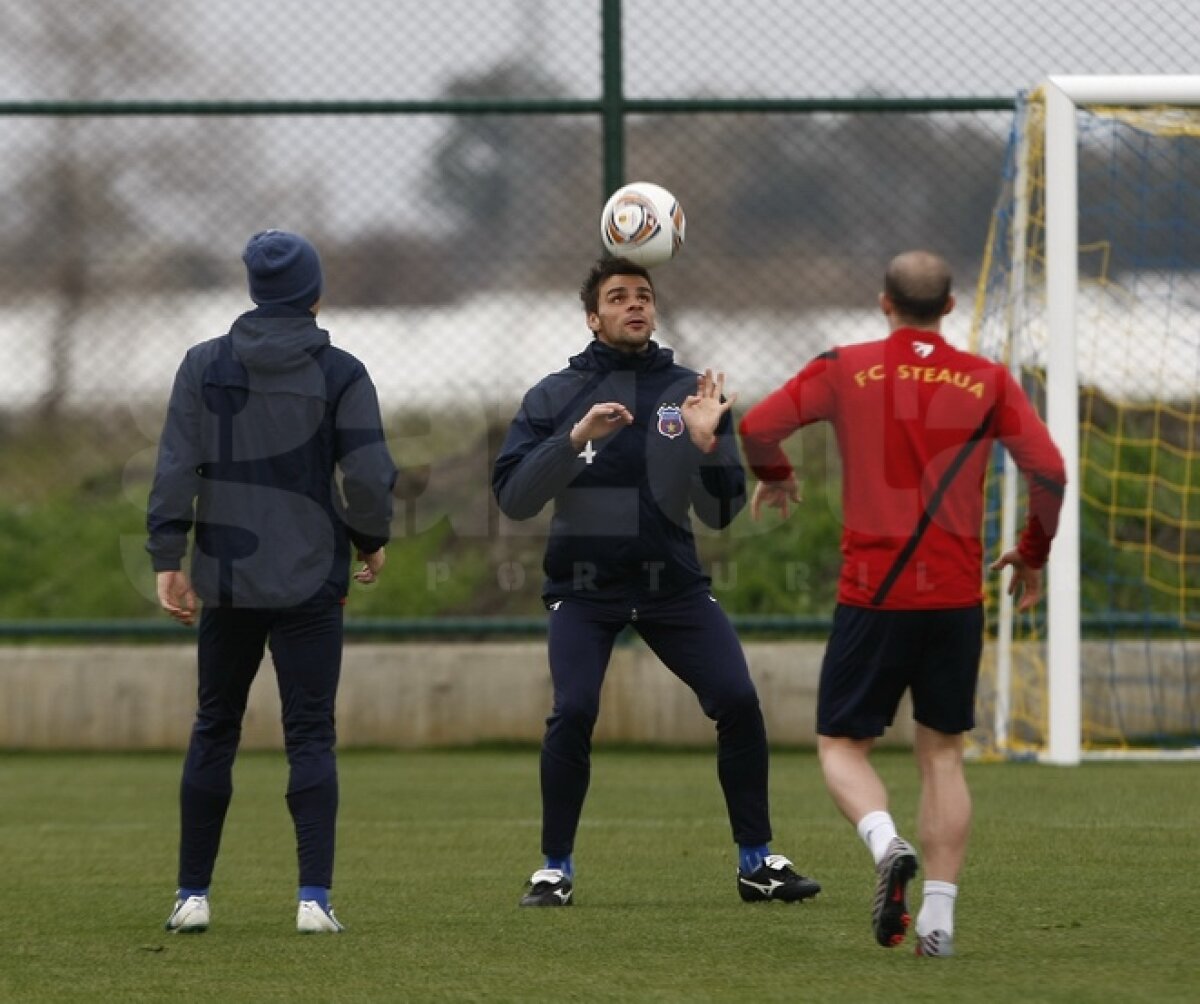 FOTO Ilie Stan îi pregăteşte de meciuri » Mingea a redevenit partenera steliştilor la antrenamente