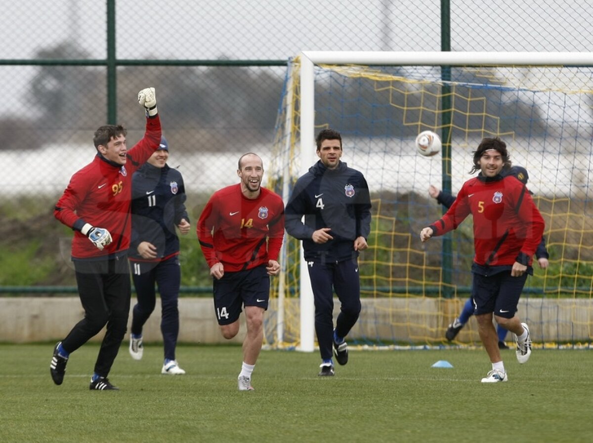 FOTO Ilie Stan îi pregăteşte de meciuri » Mingea a redevenit partenera steliştilor la antrenamente