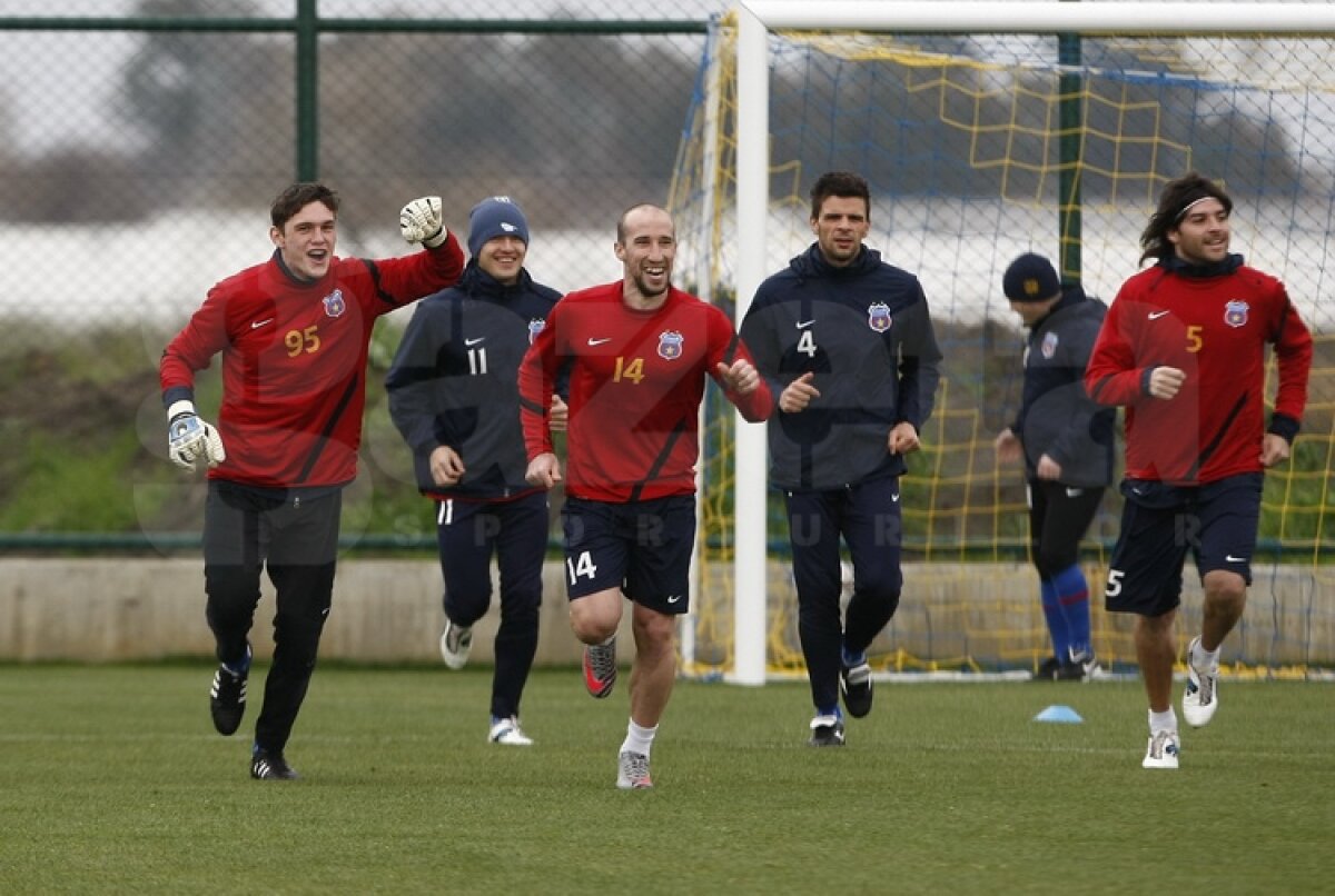 FOTO Ilie Stan îi pregăteşte de meciuri » Mingea a redevenit partenera steliştilor la antrenamente