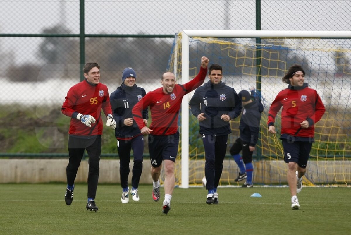 FOTO Ilie Stan îi pregăteşte de meciuri » Mingea a redevenit partenera steliştilor la antrenamente