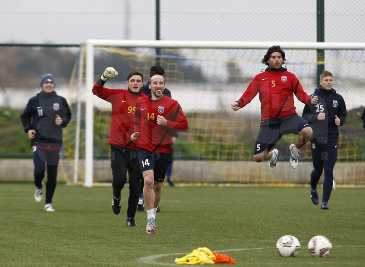 FOTO Ilie Stan îi pregăteşte de meciuri » Mingea a redevenit partenera steliştilor la antrenamente