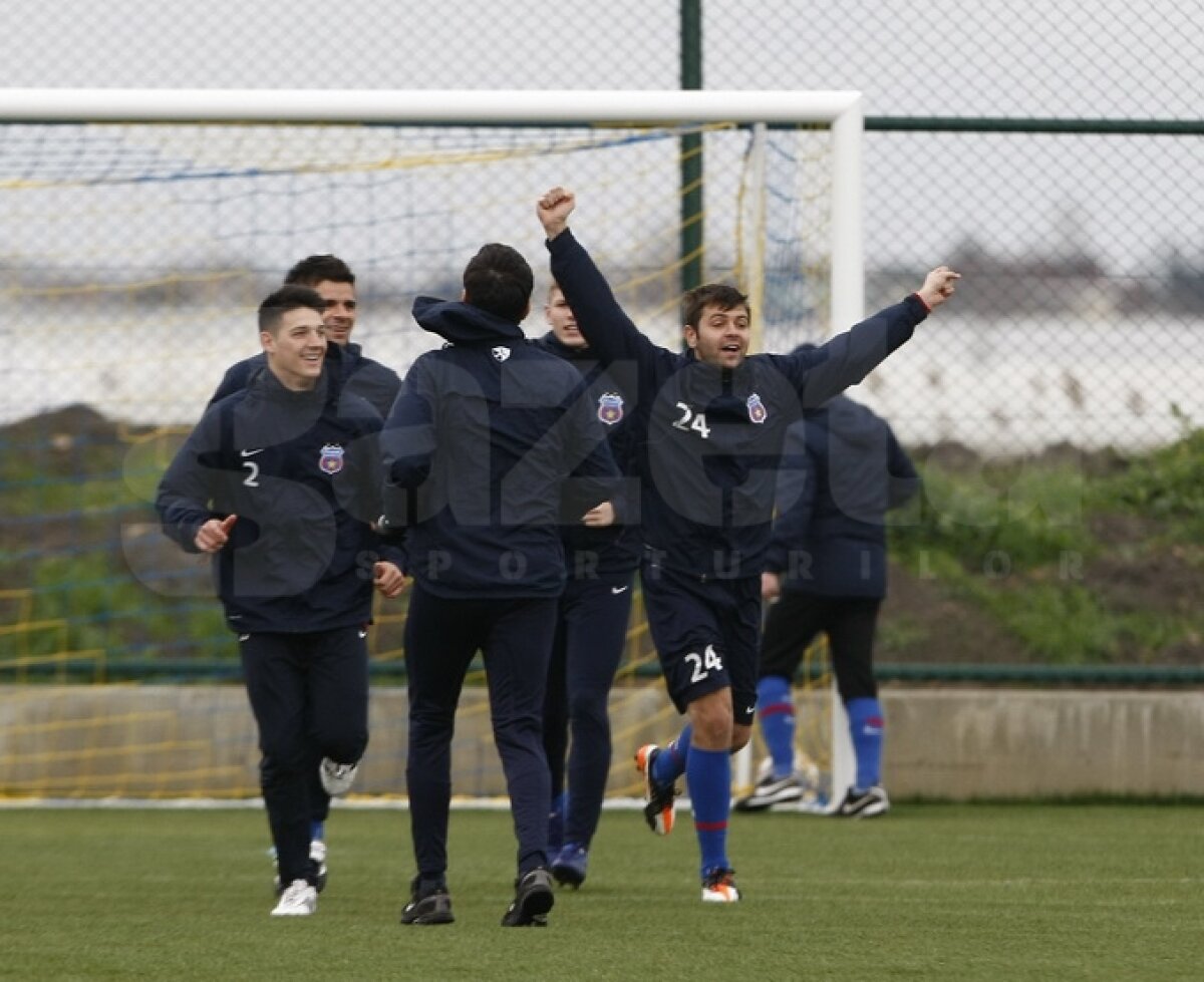 FOTO Ilie Stan îi pregăteşte de meciuri » Mingea a redevenit partenera steliştilor la antrenamente