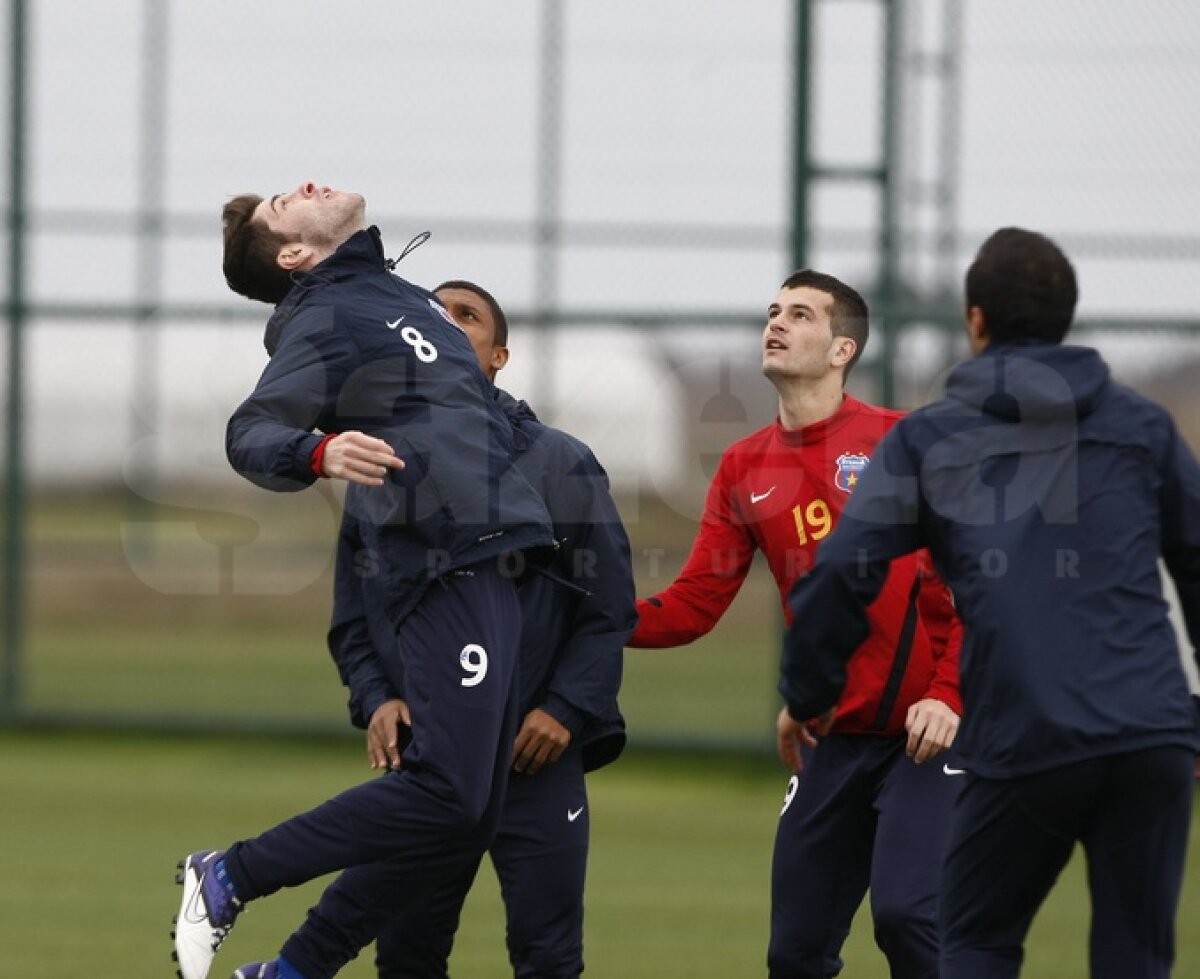 FOTO Ilie Stan îi pregăteşte de meciuri » Mingea a redevenit partenera steliştilor la antrenamente