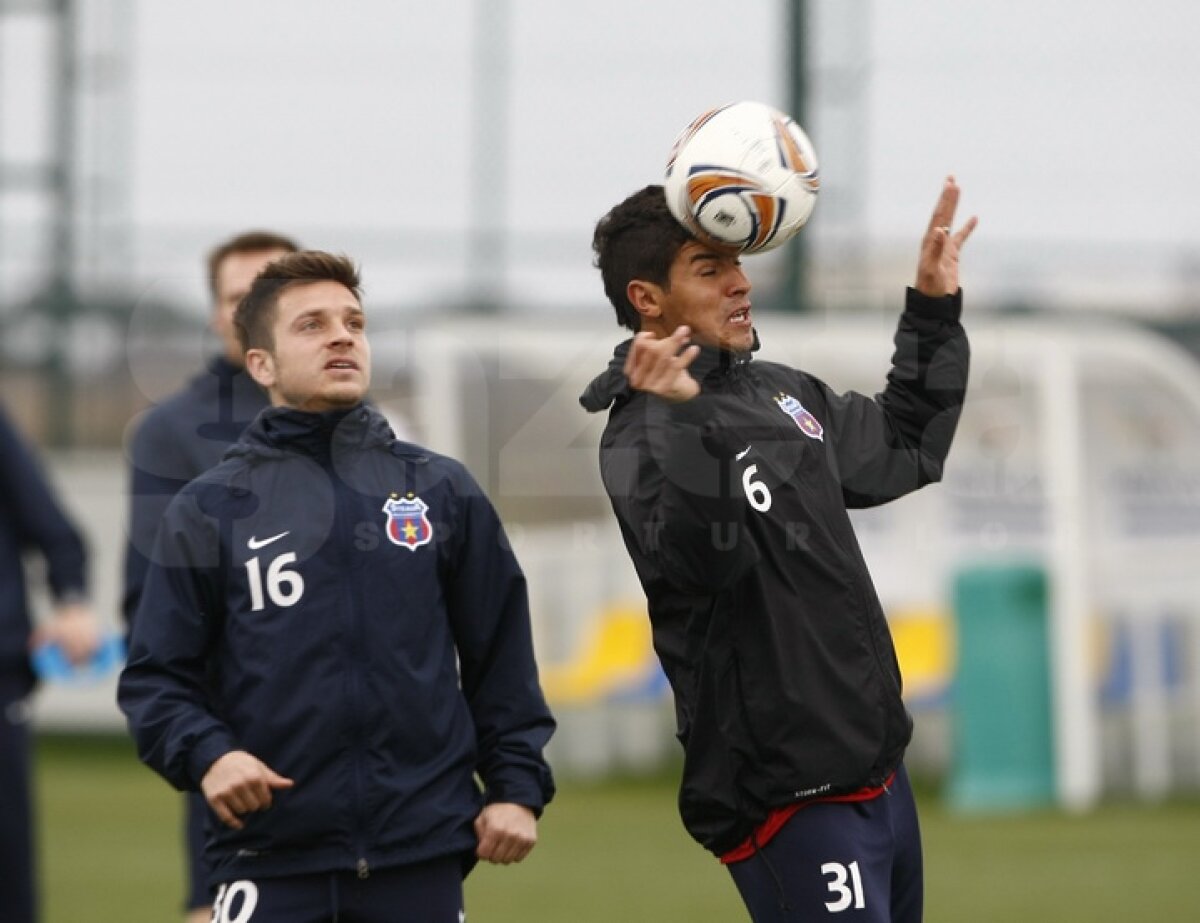 FOTO Ilie Stan îi pregăteşte de meciuri » Mingea a redevenit partenera steliştilor la antrenamente