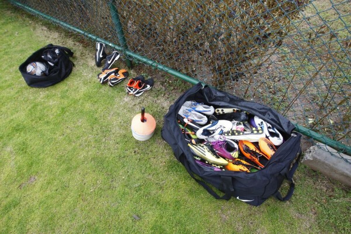 V-aţi întrebat vreodată ce conţin bagajele unei echipe pentru un cantonament de 15 zile? Puzzle de 11.030 de piese!