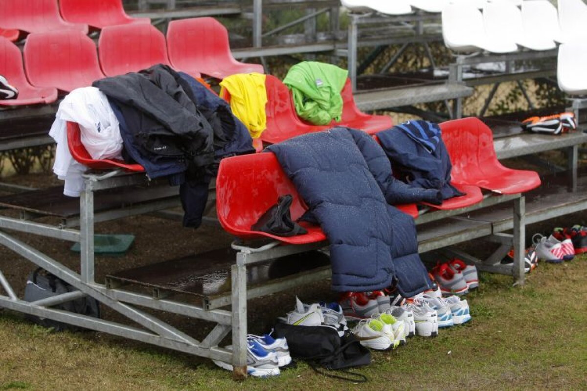 V-aţi întrebat vreodată ce conţin bagajele unei echipe pentru un cantonament de 15 zile? Puzzle de 11.030 de piese!