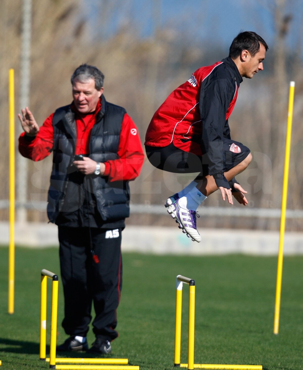 GALERIE FOTO Antrenament la baionetă în cantonamentul cîinilor