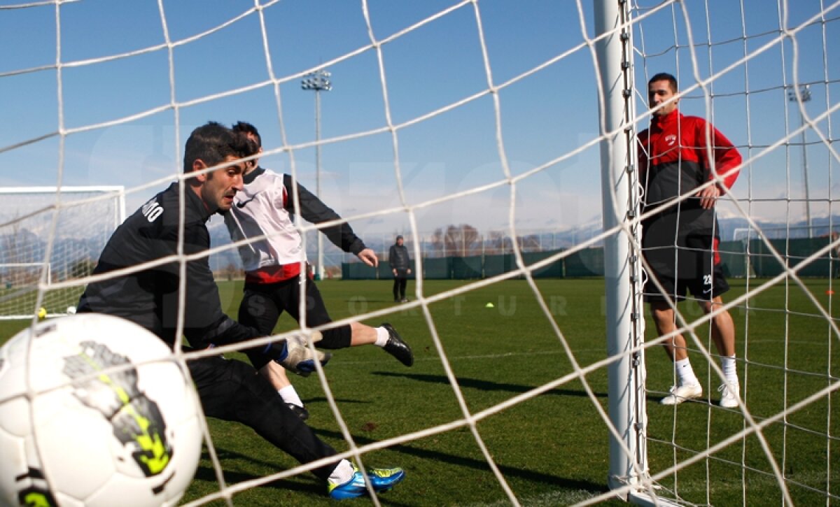 GALERIE FOTO Antrenament la baionetă în cantonamentul cîinilor