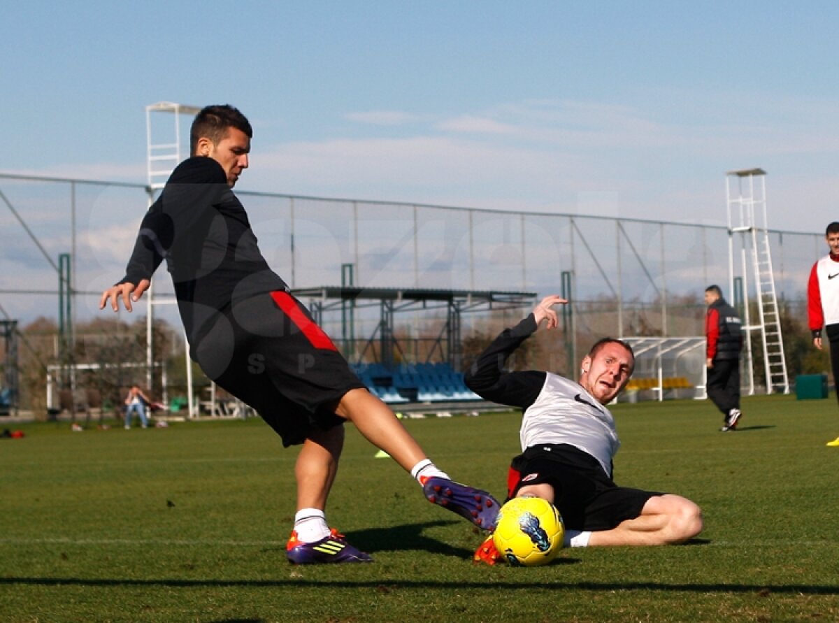 GALERIE FOTO Antrenament la baionetă în cantonamentul cîinilor