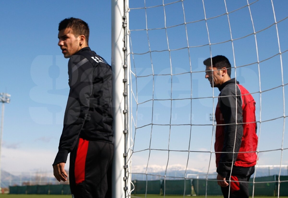 GALERIE FOTO Antrenament la baionetă în cantonamentul cîinilor