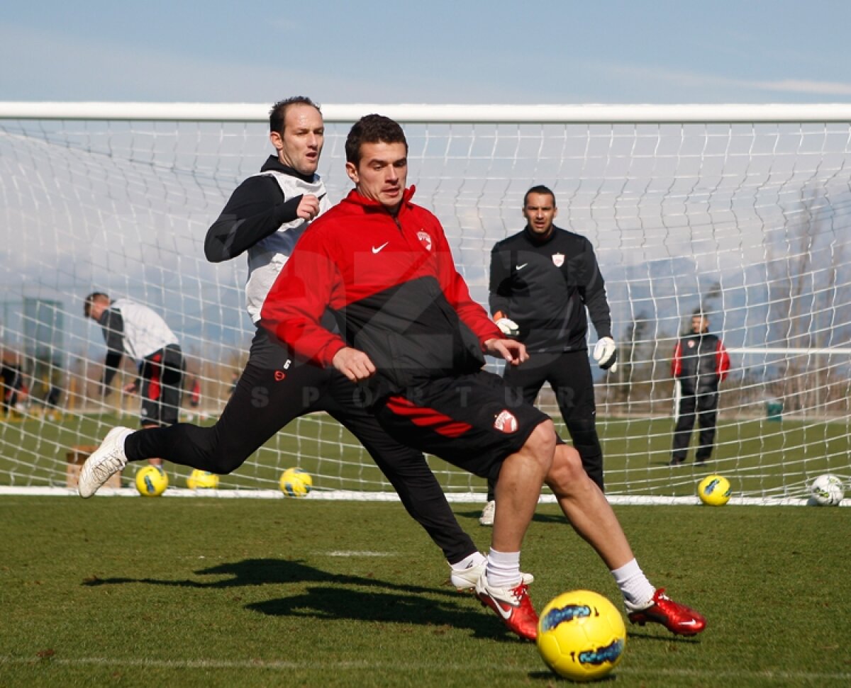 GALERIE FOTO Antrenament la baionetă în cantonamentul cîinilor