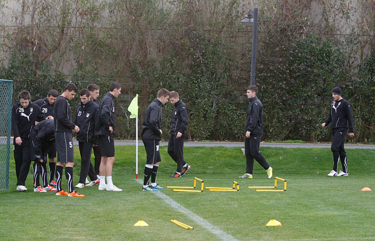 GALERIE FOTO Lot de handbal » Sportul a plecat în Turcia cu 12 jucători valizi şi fără vreun portar!