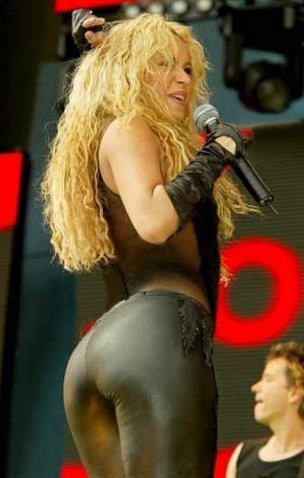 GALERIE FOTO Shakira dezvăluie cum l-a cucerit la Waka-Waka pe Pique
