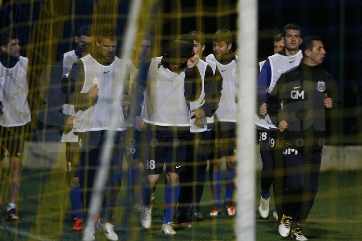 FOTO Antrenament lejer pentru stelişti » Ilie Stan i-a pregătit pentru meciul de mîine cu Legia