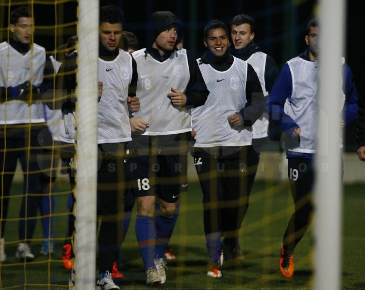 FOTO Antrenament lejer pentru stelişti » Ilie Stan i-a pregătit pentru meciul de mîine cu Legia