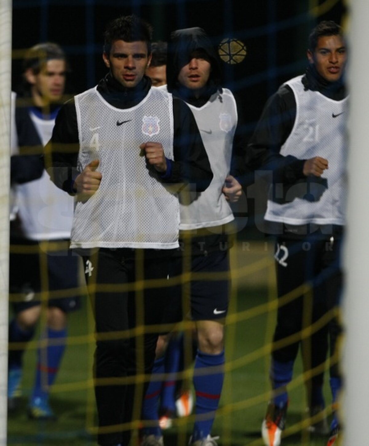 FOTO Antrenament lejer pentru stelişti » Ilie Stan i-a pregătit pentru meciul de mîine cu Legia