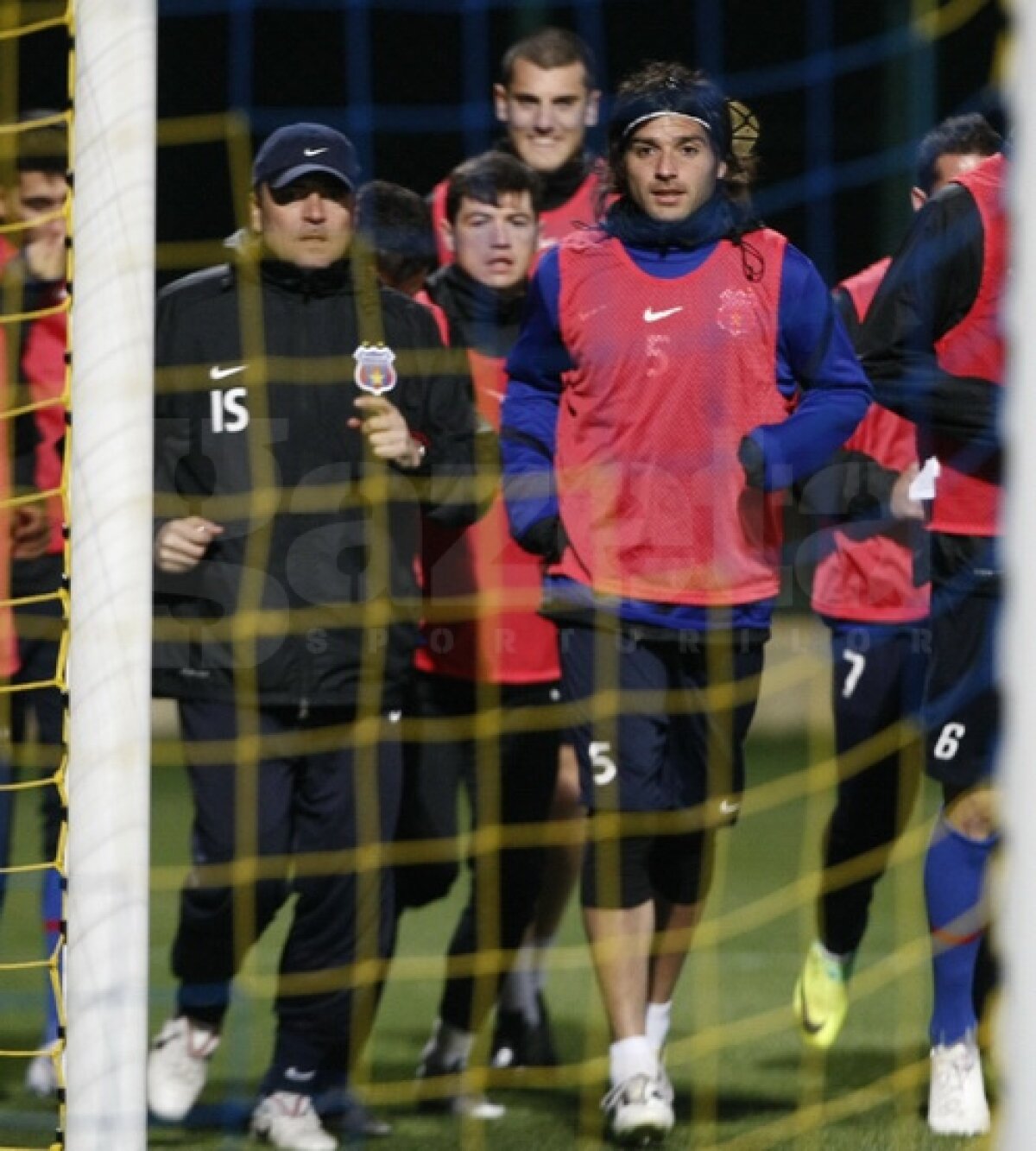 FOTO Antrenament lejer pentru stelişti » Ilie Stan i-a pregătit pentru meciul de mîine cu Legia