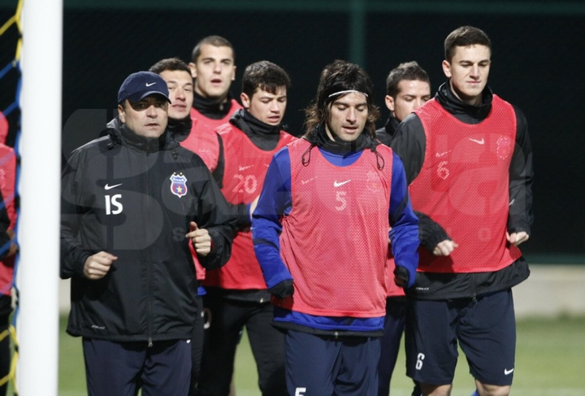 FOTO Antrenament lejer pentru stelişti » Ilie Stan i-a pregătit pentru meciul de mîine cu Legia