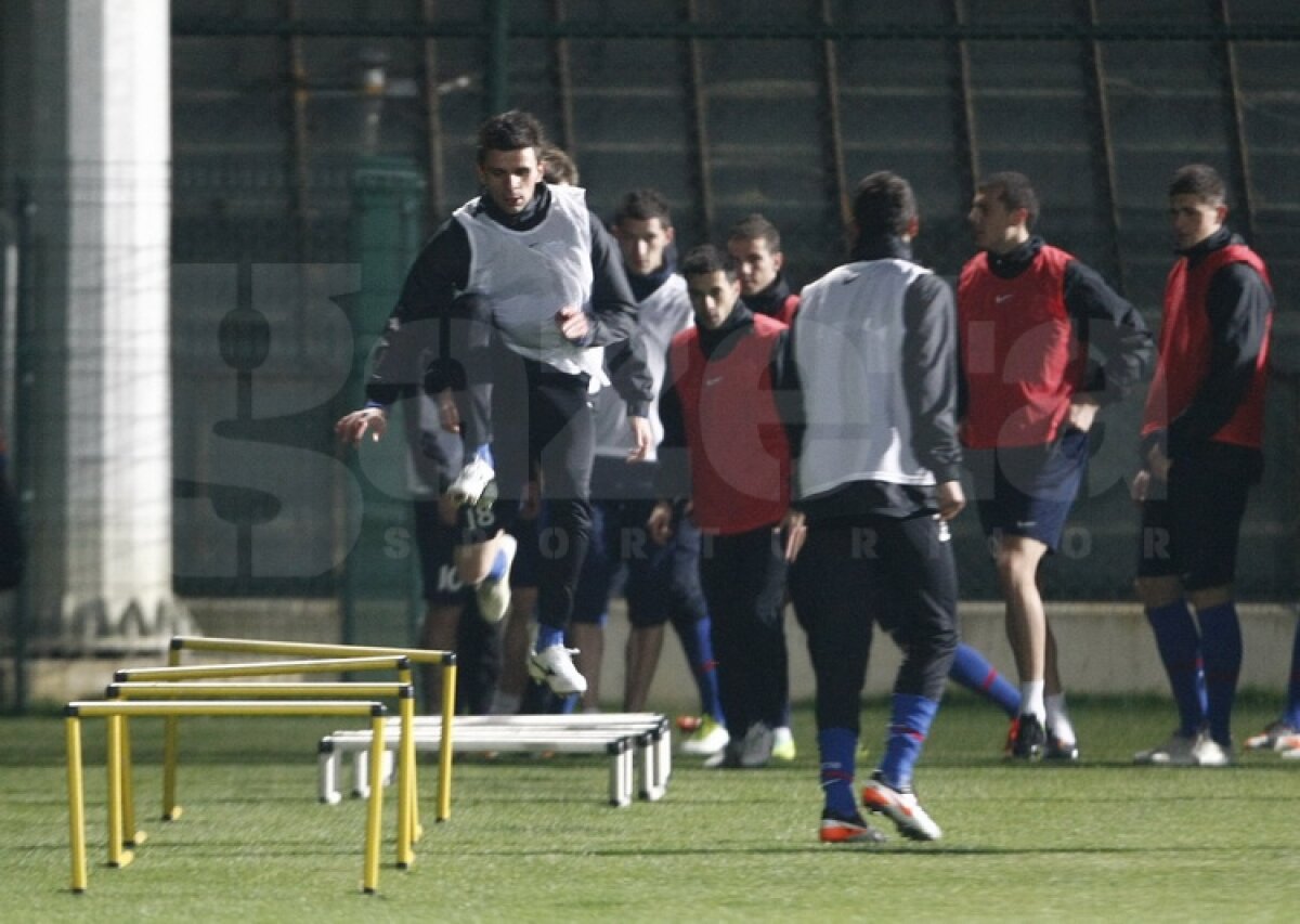 FOTO Antrenament lejer pentru stelişti » Ilie Stan i-a pregătit pentru meciul de mîine cu Legia