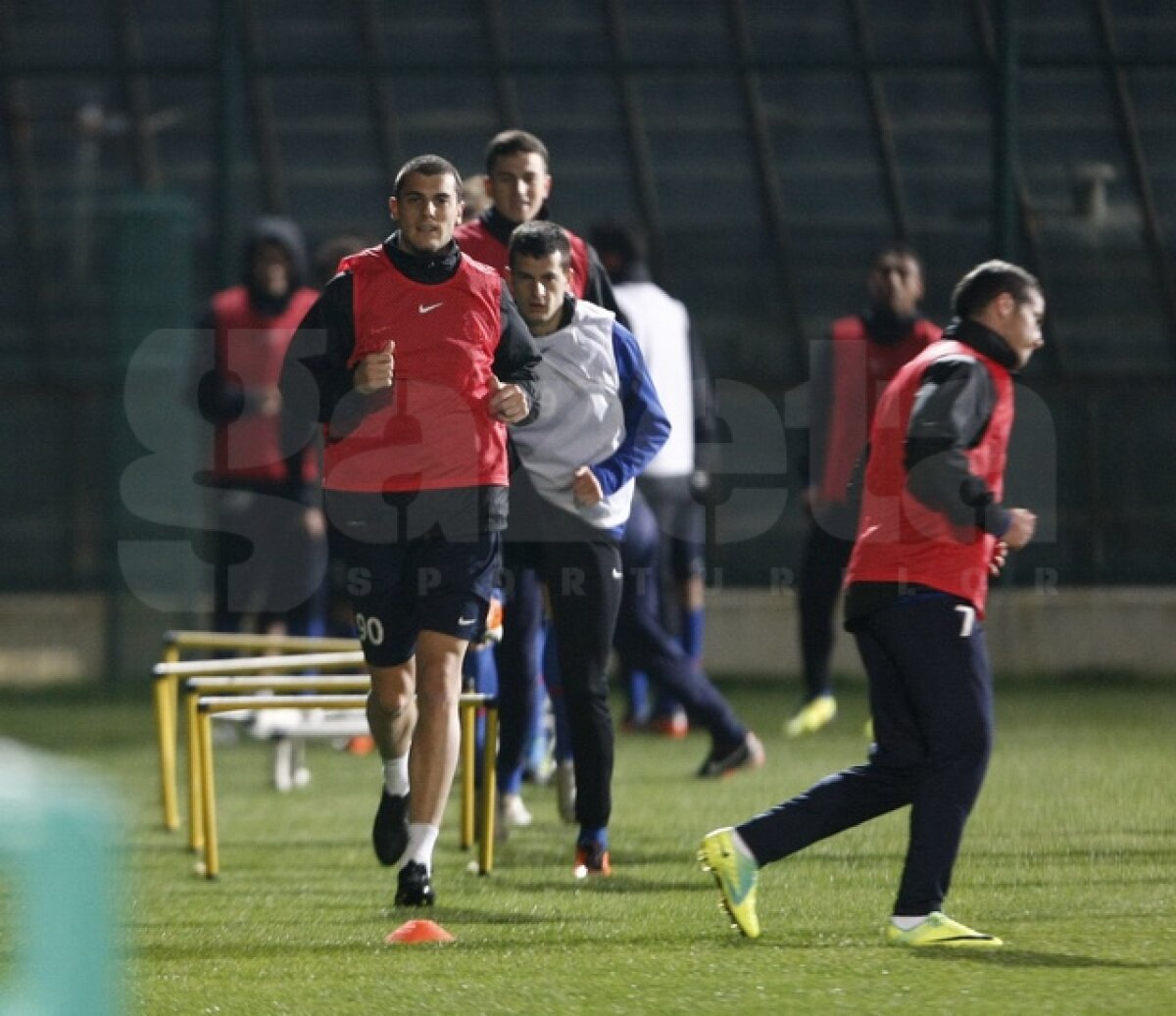 FOTO Antrenament lejer pentru stelişti » Ilie Stan i-a pregătit pentru meciul de mîine cu Legia