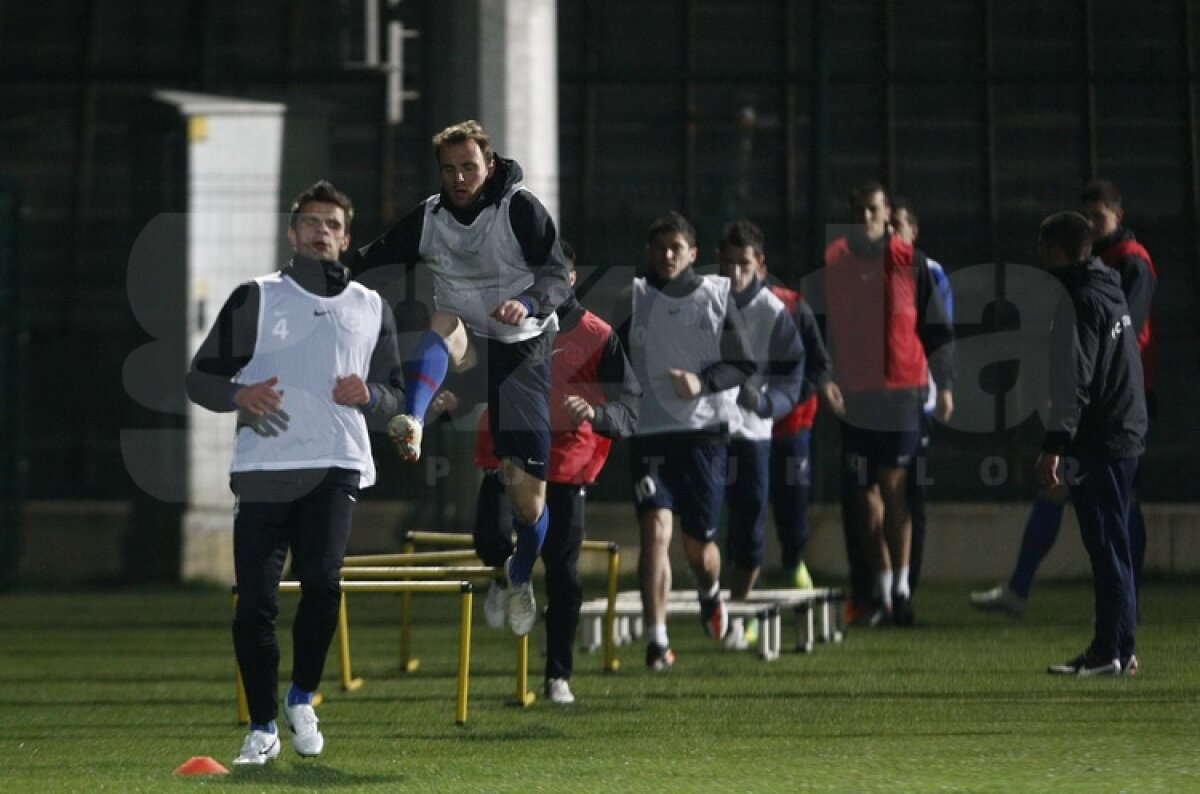 FOTO Antrenament lejer pentru stelişti » Ilie Stan i-a pregătit pentru meciul de mîine cu Legia