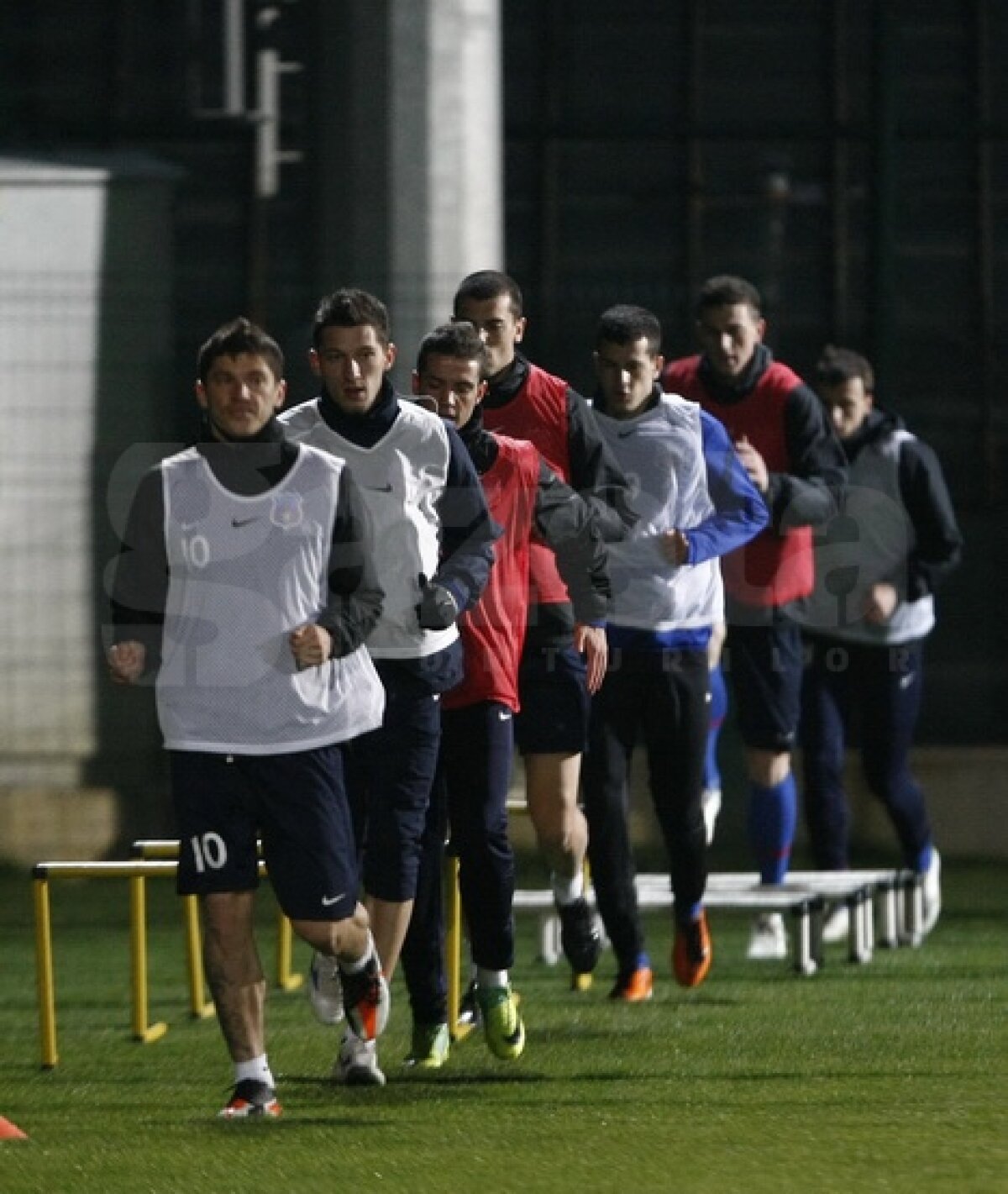 FOTO Antrenament lejer pentru stelişti » Ilie Stan i-a pregătit pentru meciul de mîine cu Legia