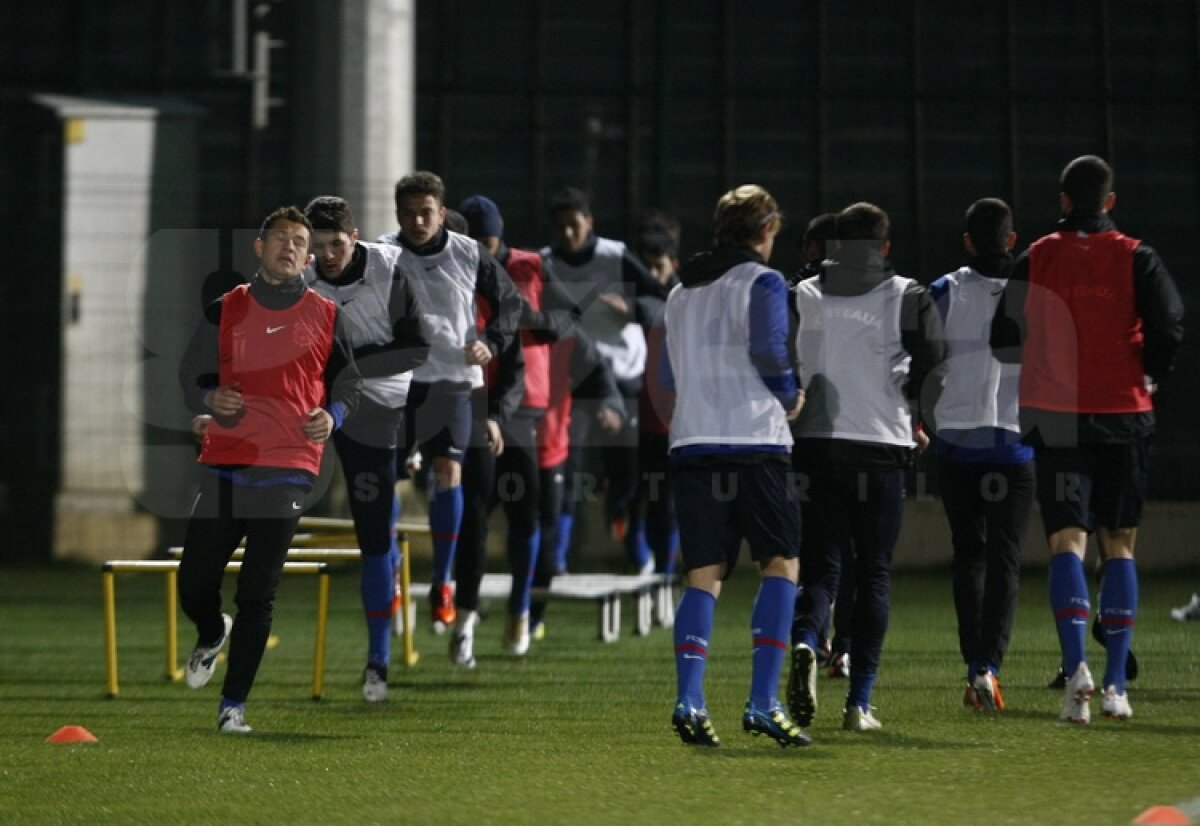 FOTO Antrenament lejer pentru stelişti » Ilie Stan i-a pregătit pentru meciul de mîine cu Legia