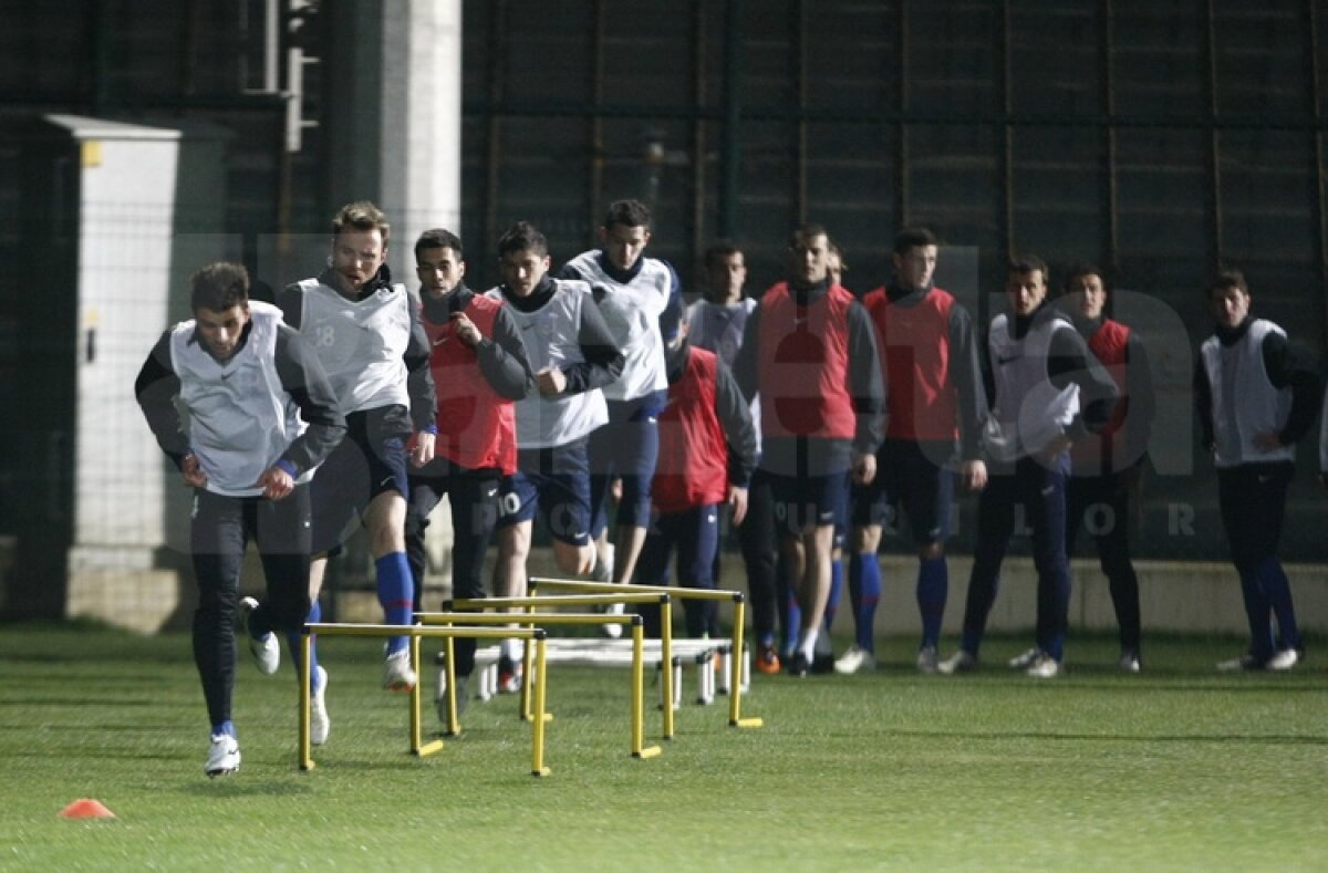 FOTO Antrenament lejer pentru stelişti » Ilie Stan i-a pregătit pentru meciul de mîine cu Legia