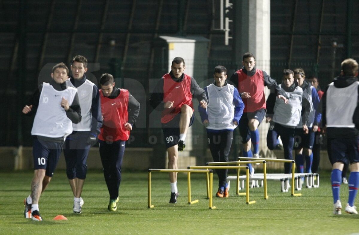 FOTO Antrenament lejer pentru stelişti » Ilie Stan i-a pregătit pentru meciul de mîine cu Legia