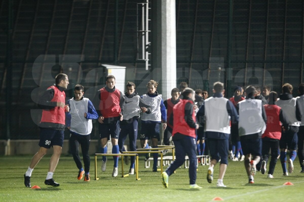 FOTO Antrenament lejer pentru stelişti » Ilie Stan i-a pregătit pentru meciul de mîine cu Legia