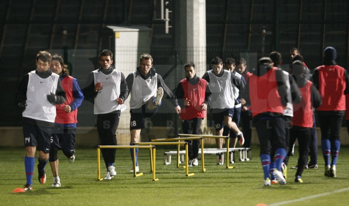 FOTO Antrenament lejer pentru stelişti » Ilie Stan i-a pregătit pentru meciul de mîine cu Legia
