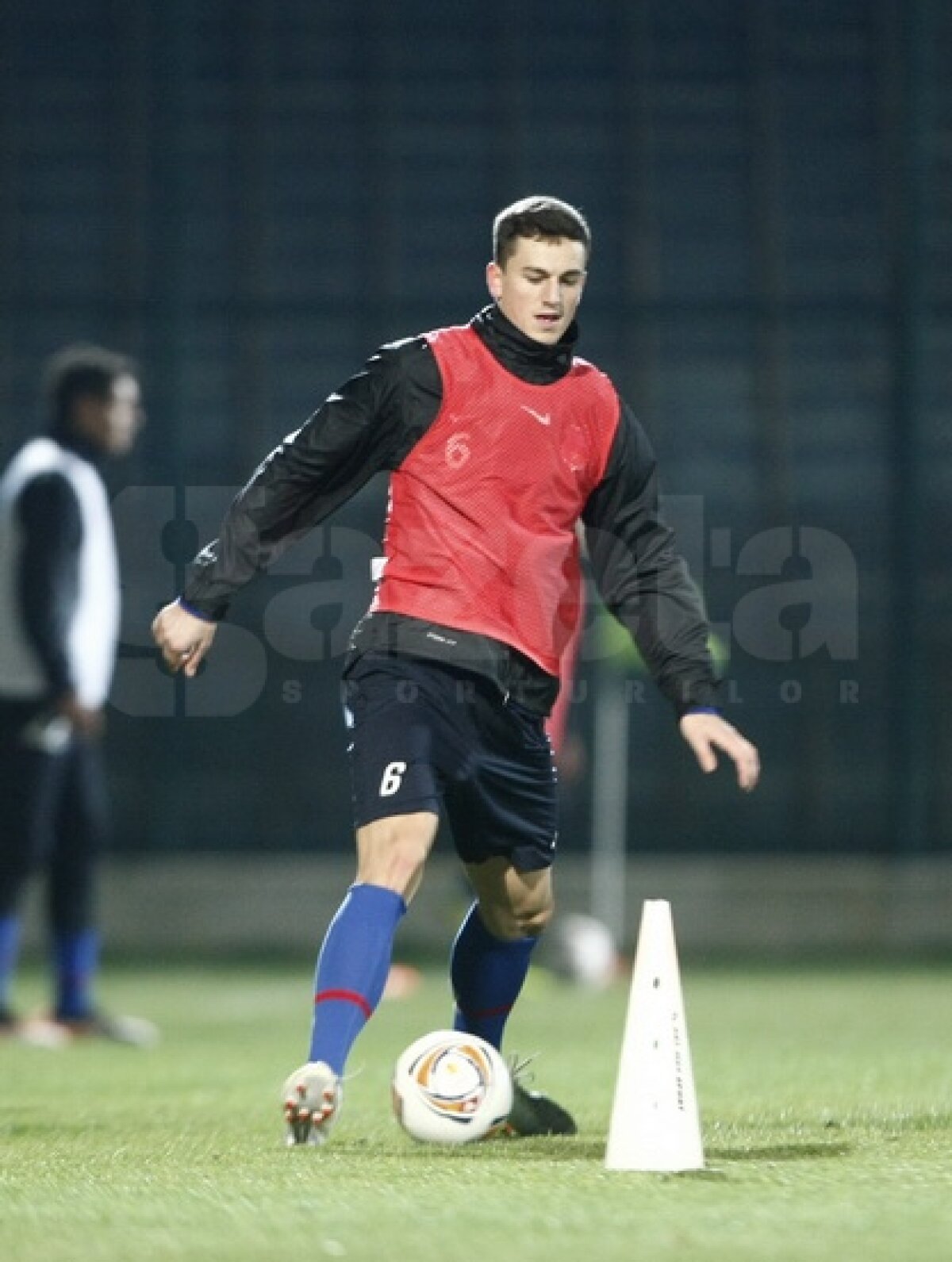 FOTO Antrenament lejer pentru stelişti » Ilie Stan i-a pregătit pentru meciul de mîine cu Legia