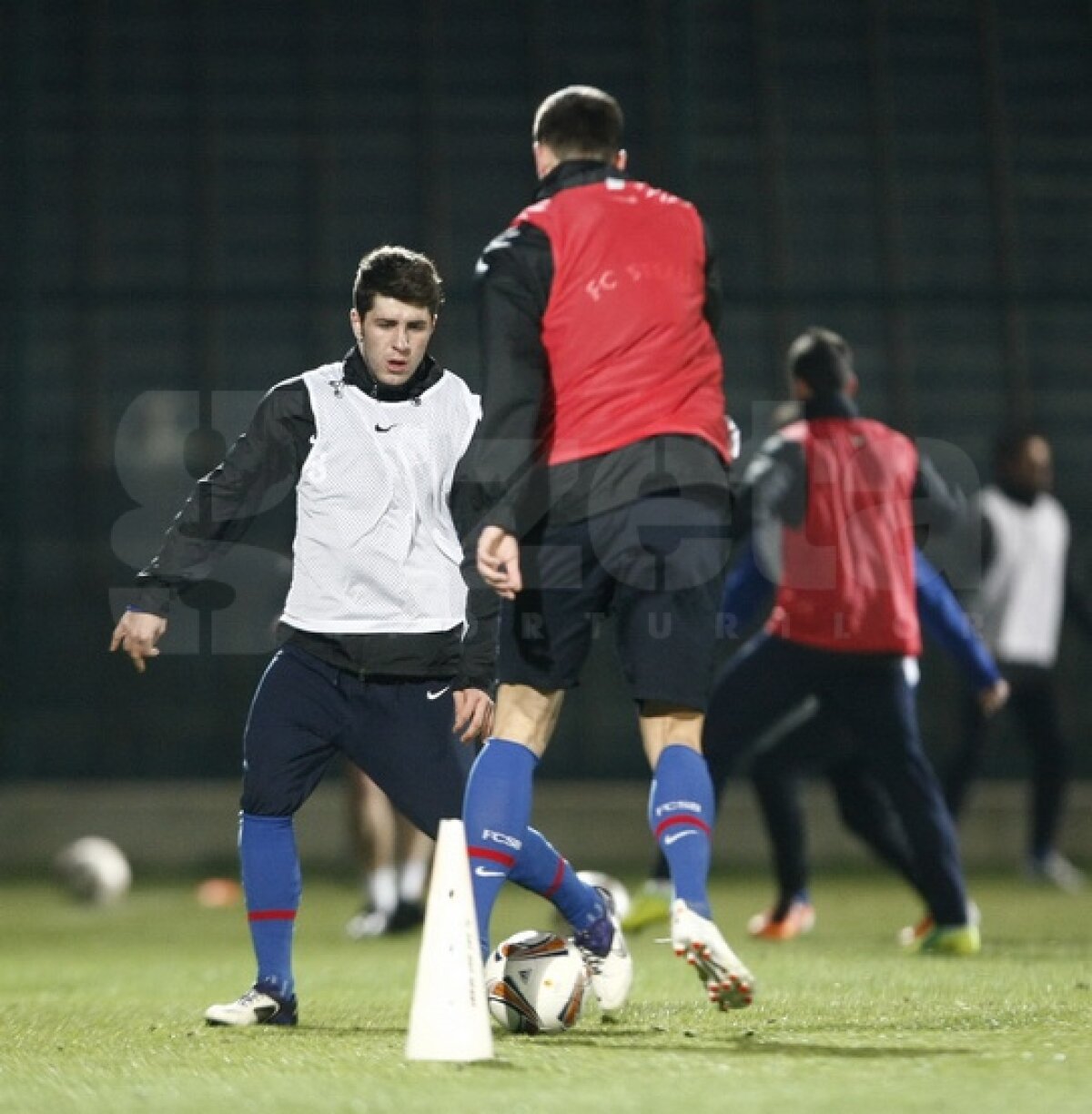 FOTO Antrenament lejer pentru stelişti » Ilie Stan i-a pregătit pentru meciul de mîine cu Legia