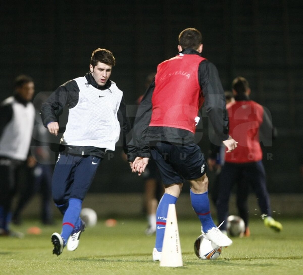 FOTO Antrenament lejer pentru stelişti » Ilie Stan i-a pregătit pentru meciul de mîine cu Legia