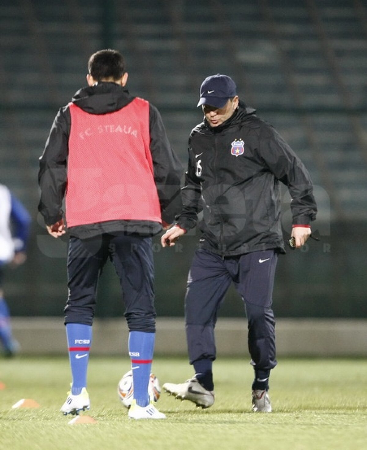 FOTO Antrenament lejer pentru stelişti » Ilie Stan i-a pregătit pentru meciul de mîine cu Legia