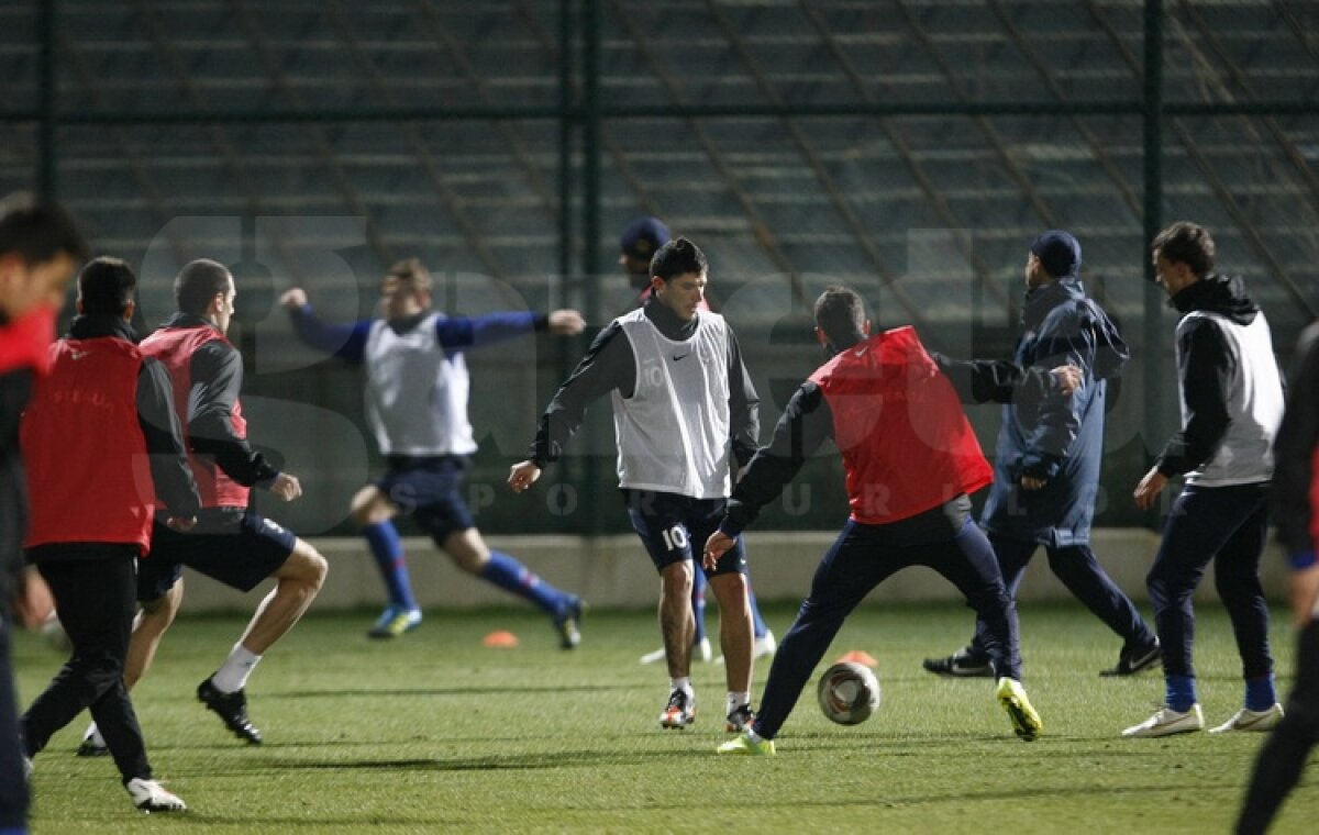 FOTO Antrenament lejer pentru stelişti » Ilie Stan i-a pregătit pentru meciul de mîine cu Legia