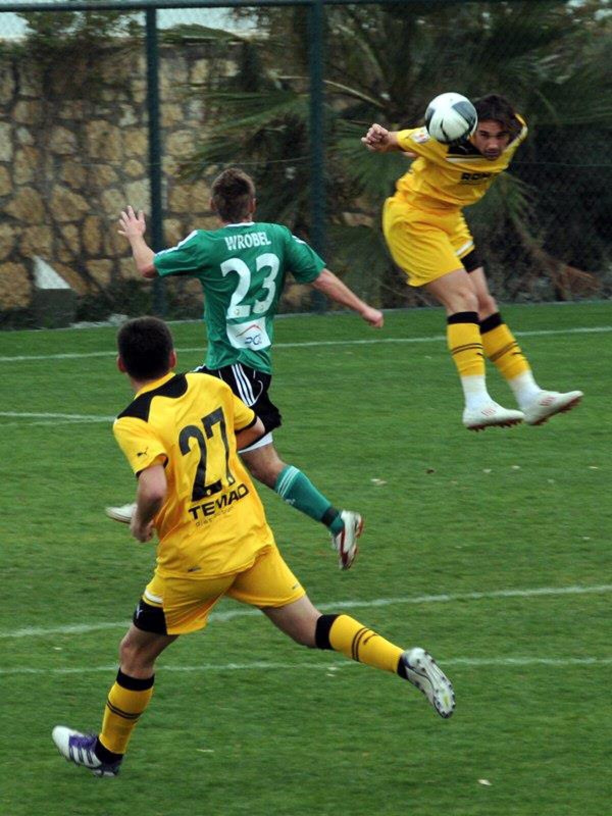 FOTO » Şumudică face orice ca să cîştige » Braşovul a jucat 3 minute cu 12 jucători contra lui Belchatow :D