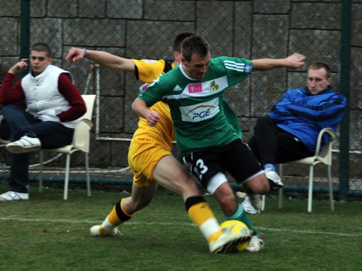 FOTO » Şumudică face orice ca să cîştige » Braşovul a jucat 3 minute cu 12 jucători contra lui Belchatow :D