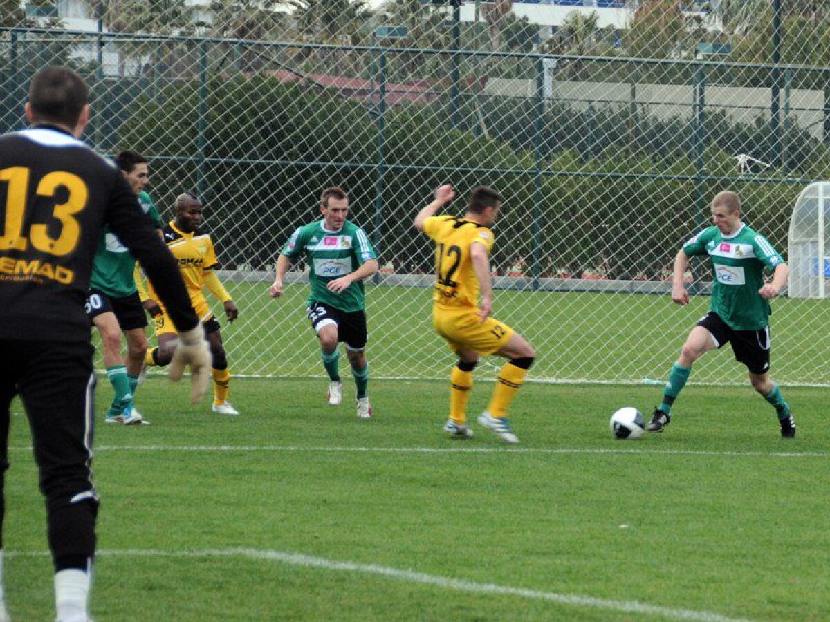 FOTO » Şumudică face orice ca să cîştige » Braşovul a jucat 3 minute cu 12 jucători contra lui Belchatow :D
