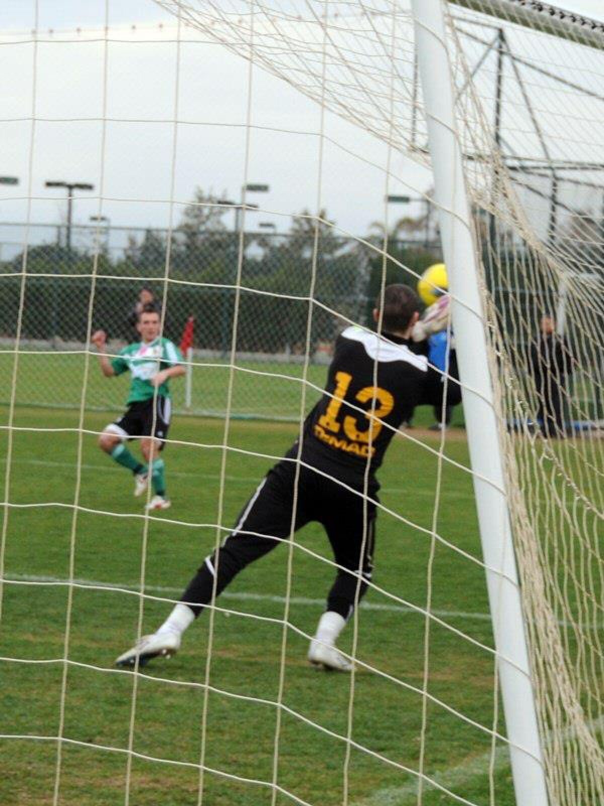 FOTO » Şumudică face orice ca să cîştige » Braşovul a jucat 3 minute cu 12 jucători contra lui Belchatow :D