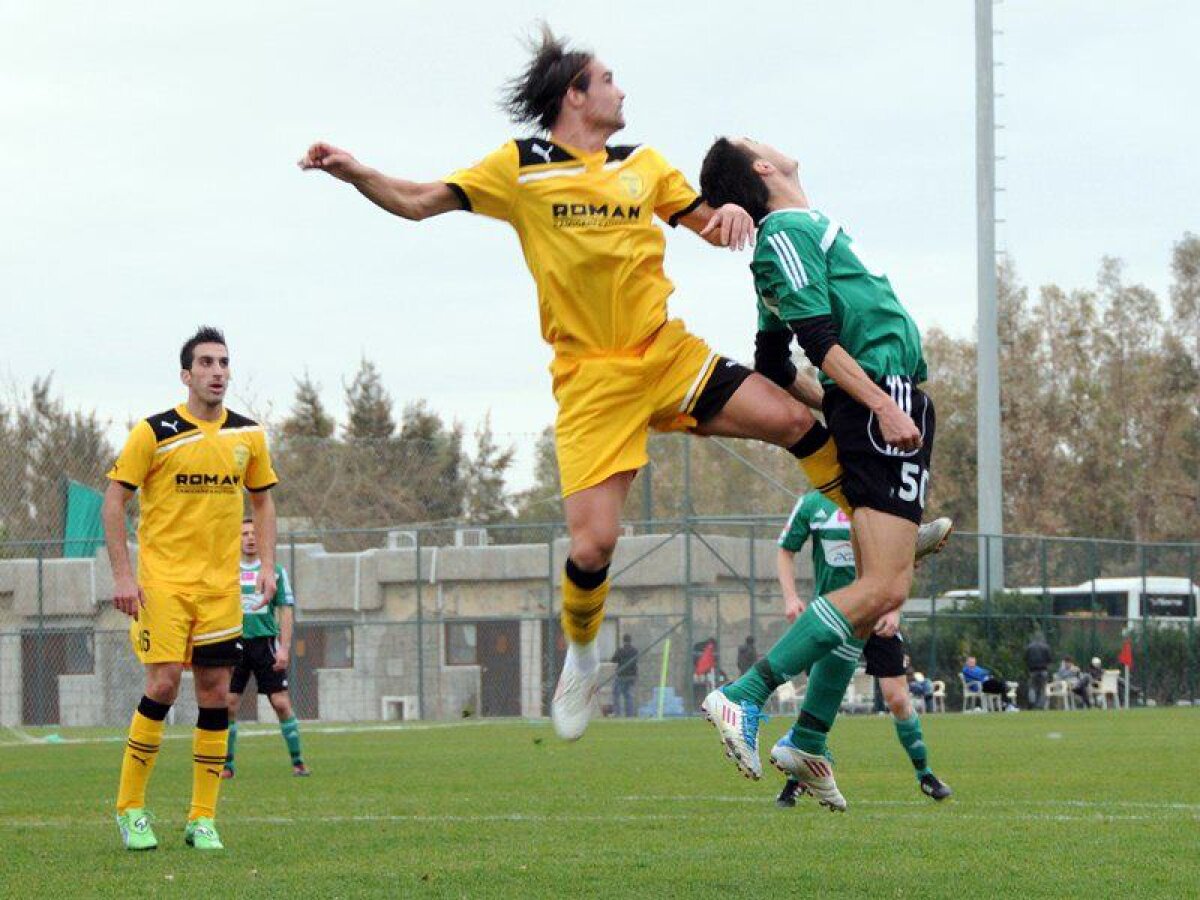 FOTO » Şumudică face orice ca să cîştige » Braşovul a jucat 3 minute cu 12 jucători contra lui Belchatow :D