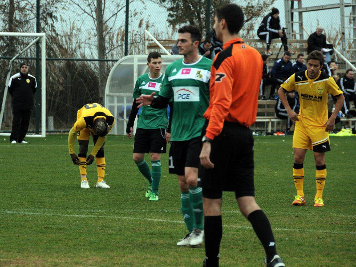 FOTO » Şumudică face orice ca să cîştige » Braşovul a jucat 3 minute cu 12 jucători contra lui Belchatow :D