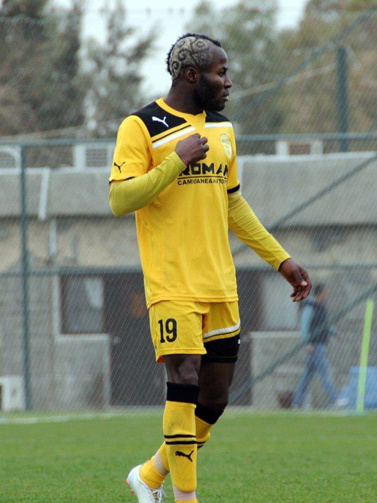 FOTO » Şumudică face orice ca să cîştige » Braşovul a jucat 3 minute cu 12 jucători contra lui Belchatow :D